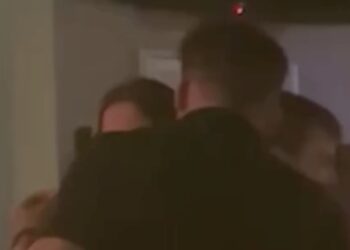 Wilfred Genee op heterdaad betrapt met jonge dame en dan stormt zijn vrouw binnen