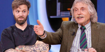 Tim Hofman verbaasd heel Nederland met opvallend gedrag tijdens ontmoeting met Johan Derksen