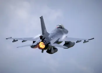 NET BINNEN: NAVO oefent met nepkernbommen boven Nederland