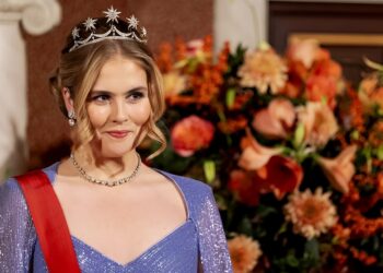 Kroonprinses Amalia ‘intiem’ gespot met miljonairszoon