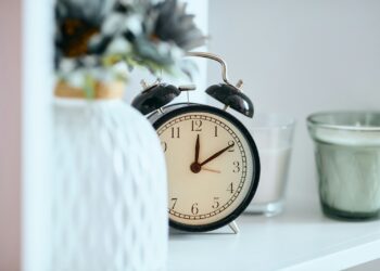 Onthouden: op deze datum gaat de klok een uur achteruit – en voorkom je dat je er moe van wordt