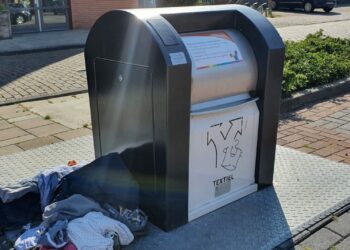 Gooi jij je oude kleding weleens in textielbakken? Dit is waarom je dat beter niet kunt doen