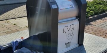 Gooi jij je oude kleding weleens in textielbakken? Dit is waarom je dat beter niet kunt doen