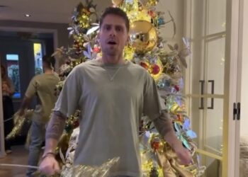 Kerstboom van André Hazes Jr. zorgt voor opschudding: ‘Baby op komst?’