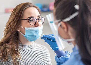 Deskundigen slaan alarm om nieuwe coronavariant en wijzen op een opvallend symptoom