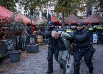 Zwarte Pieten en Prinsenvlaggen bij demonstratie in Den Haag: ‘Loopt flink uit de hand!’