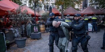 Zwarte Pieten en Prinsenvlaggen bij demonstratie in Den Haag: ‘Loopt flink uit de hand!’