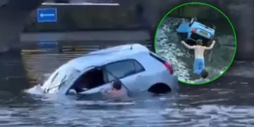 Deze student (23) is een held! Zonder twijel springt hij het ijskoude water in!