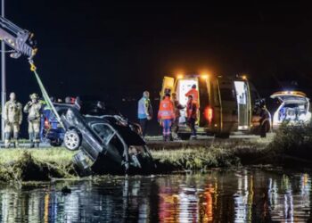 Vrouw (25) overlijdt nadat auto te water raakt bij Ouderkerk aan de Amstel