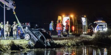 Vrouw (25) overlijdt nadat auto te water raakt bij Ouderkerk aan de Amstel