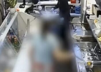 Snackbareigenaresse (54) jaagt twee overvallers met pollepel haar zaak uit (beelden)