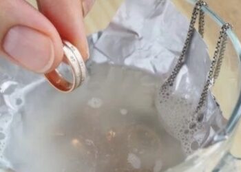 Leg je sieraden een paar minuten in dit goedje en ze zijn binnen no-time weer als nieuw