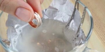 Leg je sieraden een paar minuten in dit goedje en ze zijn binnen no-time weer als nieuw