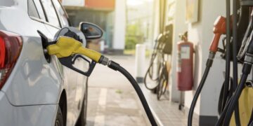 Grote waarschuwing voor Nederlanders: tanken in Duitsland kan je duur komen te staan