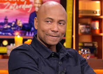 Nieuwe liefde voor Humberto Tan? Zoenend gespot in het park met jonge ‘vriendin’