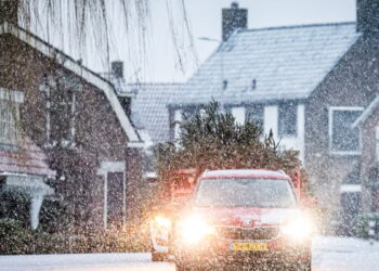KNMI slaat alarm: sneeuw en gladheid treffen drie provincies vanaf maandag