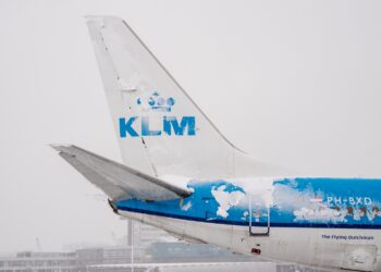 Chaos op Schiphol: KLM schrapt massaal vluchten door winterweer