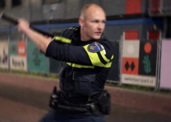 Nieuwe beelden: veelbesproken Utrechtse agent pakt vervelende jongens hardhandig aan