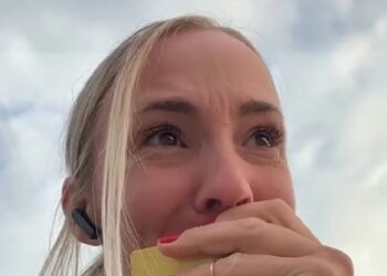 Romy heeft voor het eerst acht uur gewerkt en dat is haar zwaar bevallen