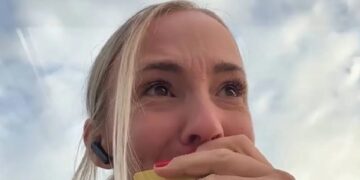 Romy heeft voor het eerst acht uur gewerkt en dat is haar zwaar bevallen