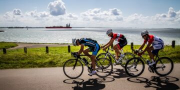 Brutale wielrenners komen zichzelf keihard tegen op deze weg