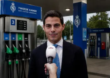 ‘Brandstofboete vanaf deze datum ingevoerd: Nederland moet elektrisch’