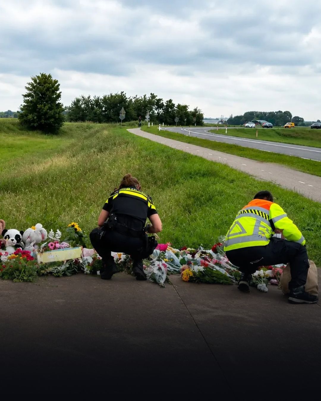 Bizar: auto vliegt wéér uit de bocht en scheurt recht op rouwenden af bij rampplek