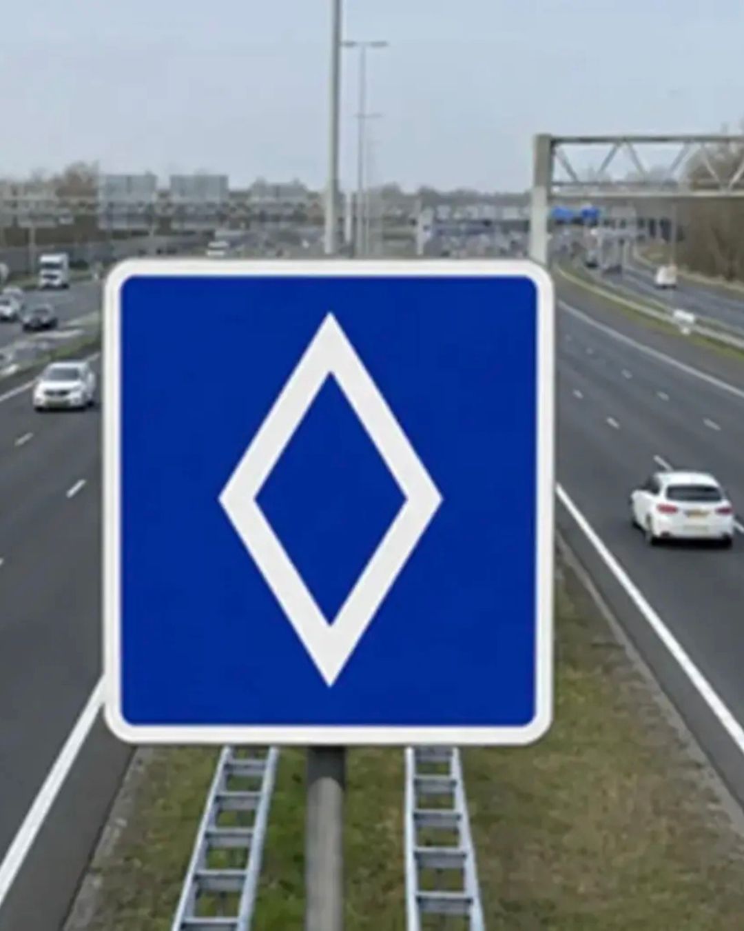 Bijna niemand kent dit blauwe bord, maar het negeren kan je zomaar €200 kosten
