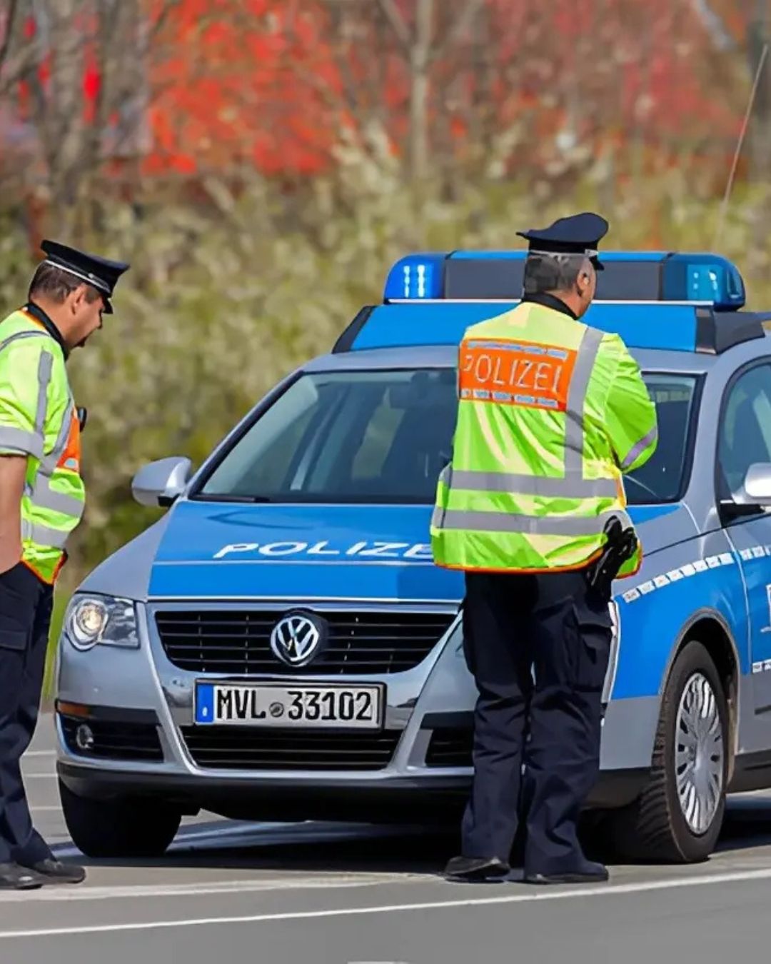 Ga je naar Frankrijk, Duitsland of Oostenrijk? DÃt moet er vanaf nu verplicht in je auto liggen!