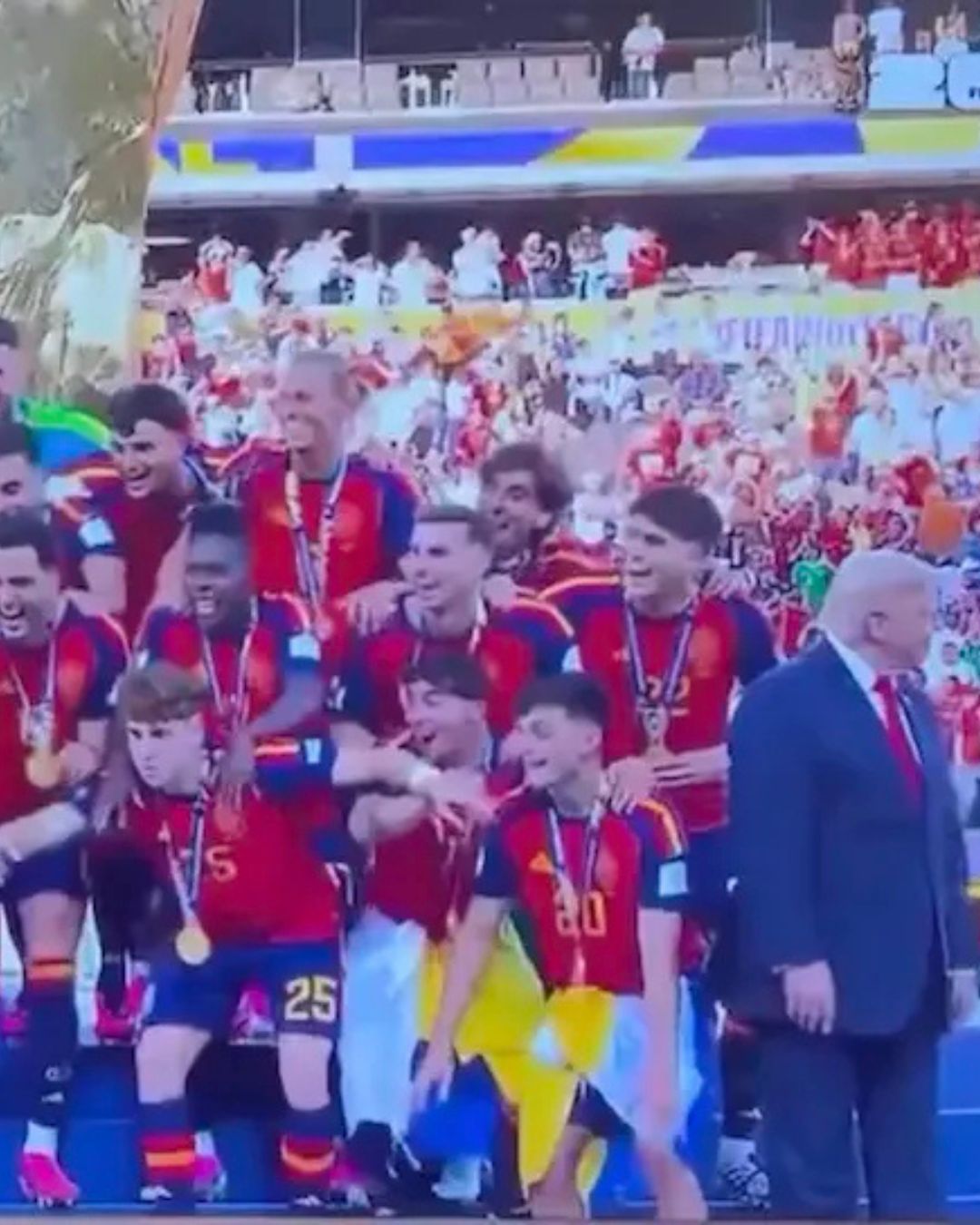 Spaans elftal zet Trump onverwacht voor schut tijdens huldiging en gaat viraal