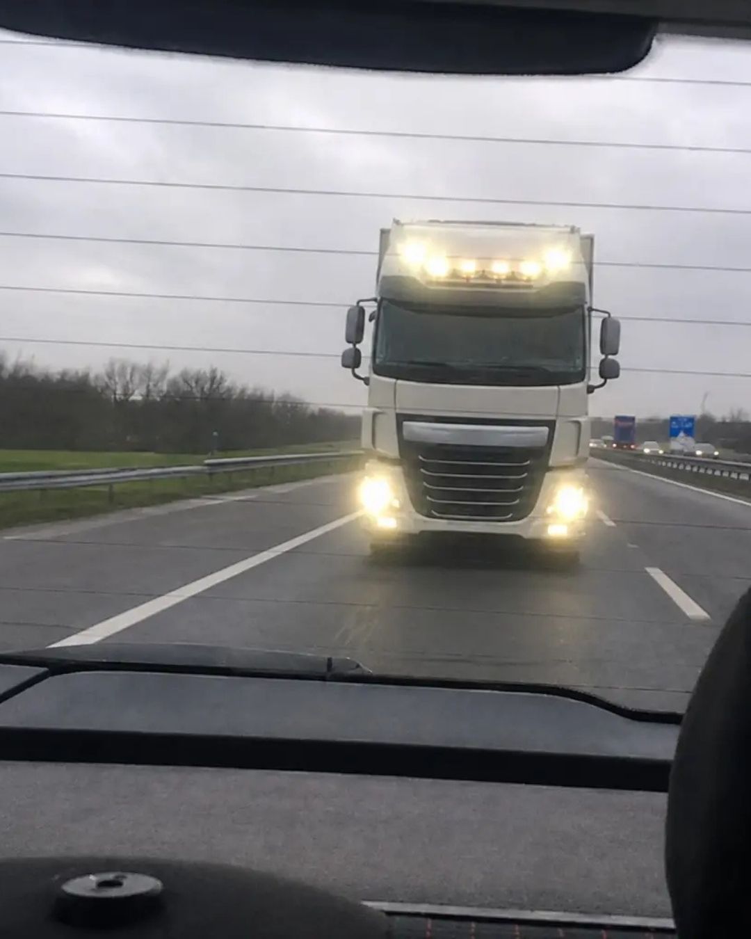 Na het inhalen flitst de vrachtwagen achter je één keer kort: dit wil de chauffeur je vertellen