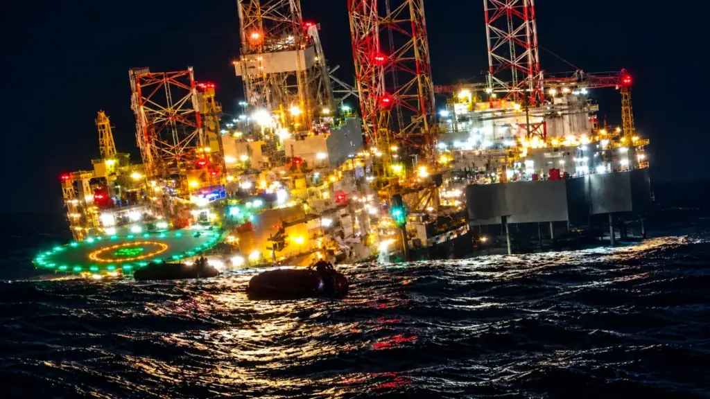 Huiveringwekkende beelden: Gigantisch boorplatform zinkt met 115 mensen aan boord