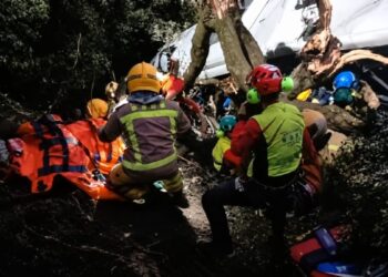 Verschrikkelijk busongeluk bij Barcelona: Bus stort 20 meter de diepte in