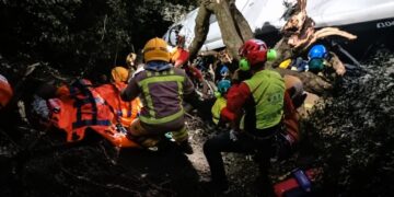 Verschrikkelijk busongeluk bij Barcelona: Bus stort 20 meter de diepte in