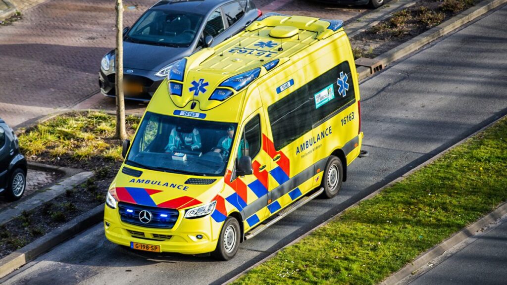Verschrikkelijk drama tijdens uitlaten hond: baasje zwaargewond na aanrijding