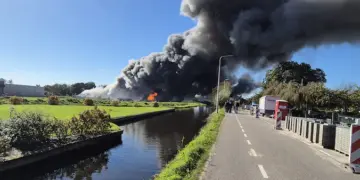 Veel rook door grote brand in loods Aalsmeer