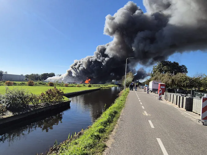 Veel rook door grote brand in loods Aalsmeer