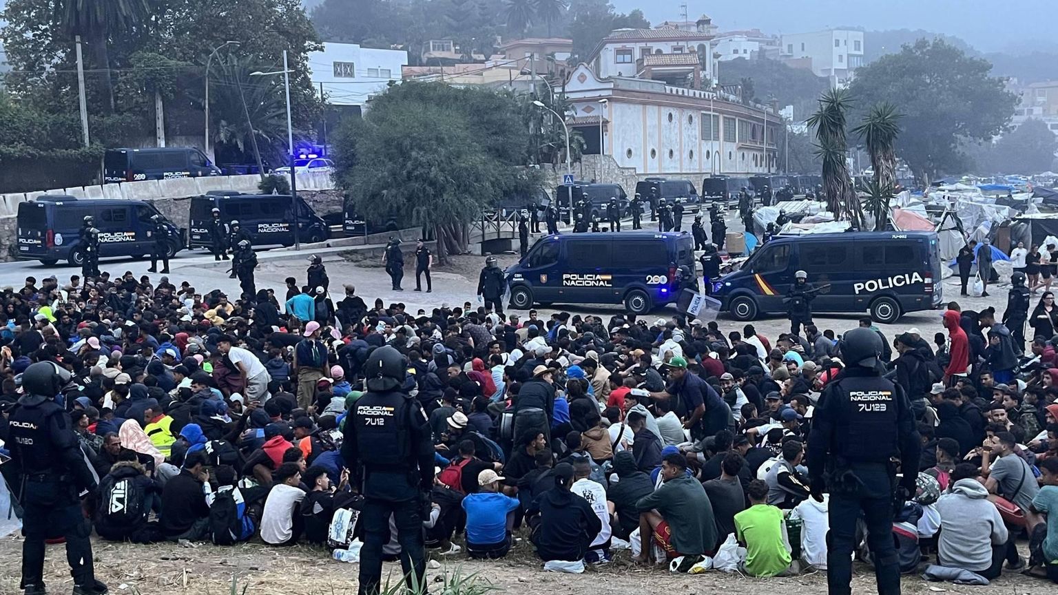 Spaanse politie begint met ontruiming groot migratenkamp Ceuta