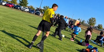 Drama tijdens jeugdvoetbalwedstrijd: auto rijdt veld op, twee doden