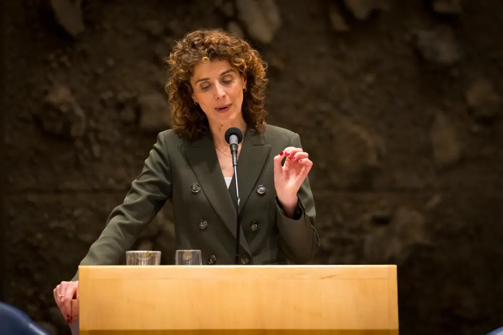 Grote onrust onder artsen: plannen minister Hermans voor longcovidpatiënten onder vuur
