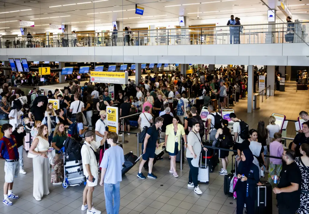 Enorme chaos op Schiphol door storing bij elektronische paspoortcontrole