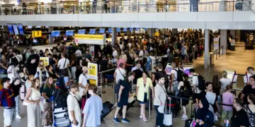 Enorme chaos op Schiphol door storing bij elektronische paspoortcontrole